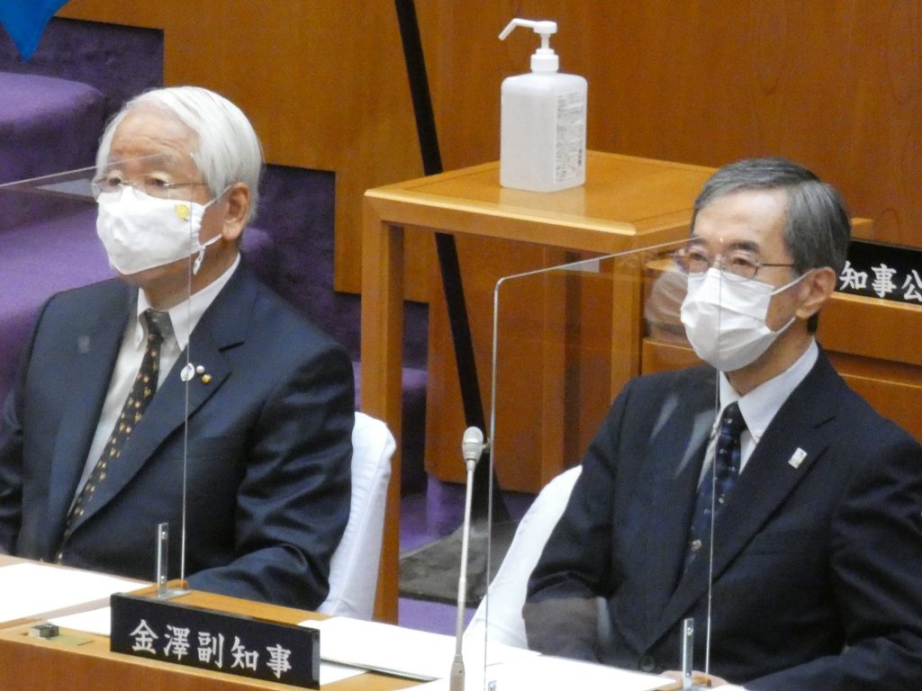 退任表明の井戸知事（左）「残された任期をしっかり、知事として全力を尽くすことを誓う」右側に金澤副知事（11日午前　兵庫県議会）