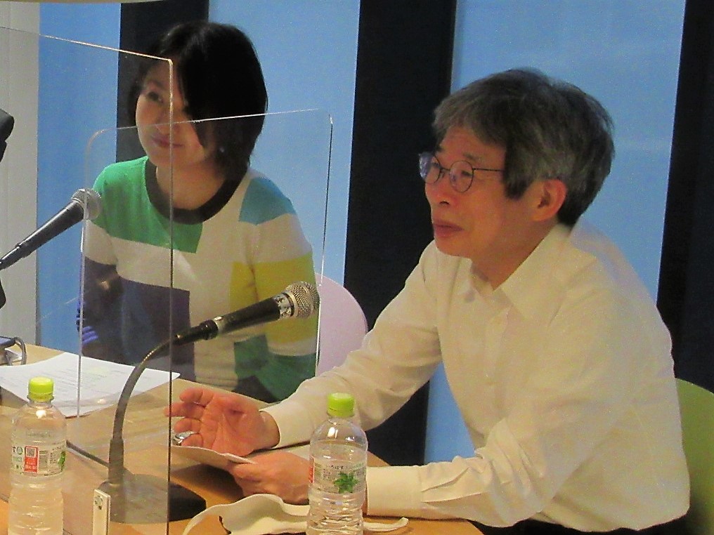 写真右が平田オリザさん、左はともに番組を進める田名部真理さん（※撮影時はマスクを外していただきました）