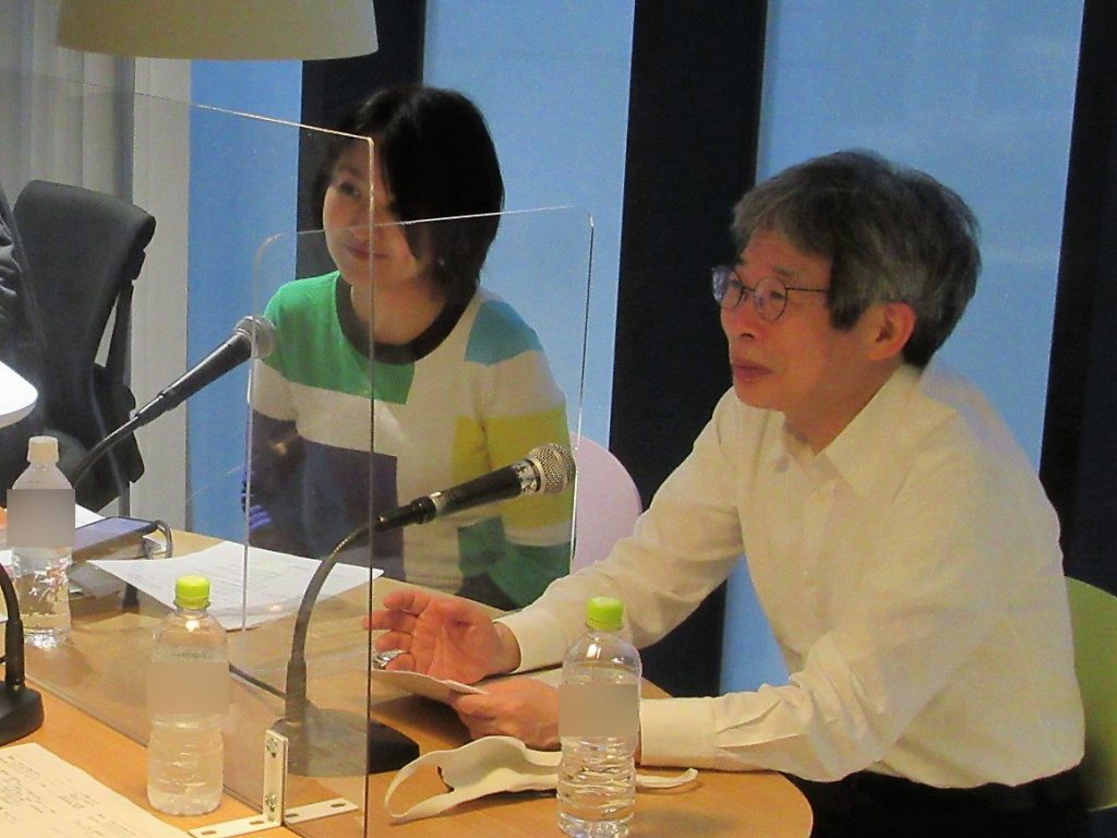 『平田オリザの舞台は但馬』パーソナリティの平田オリザさん（右）と田名部真理さん（左）