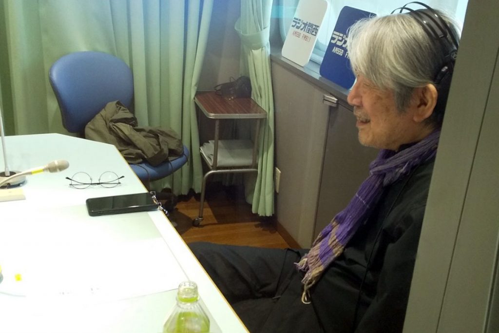 番組収録中の松本隆さん（写真：ラジオ関西）