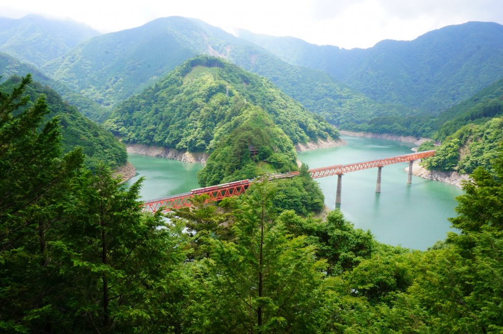 奥大井湖上駅（南アルプスあぷとライン）（写真提供：静岡県観光協会）