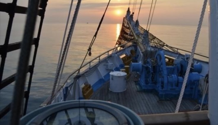 帆船「みらいへ」から見る日の出〈※画像提供　帆船「みらいへ」〉