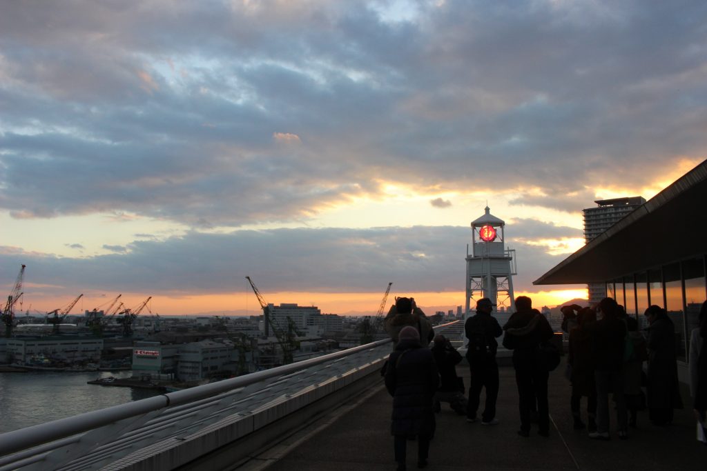 メリケンパークオリエンタルホテル灯台 例年、この日は神戸港と神戸の街へ鎮魂の祈りを捧げる〈※写真・メリケンパークオリエンタルホテル提供 2019年1月17日〉