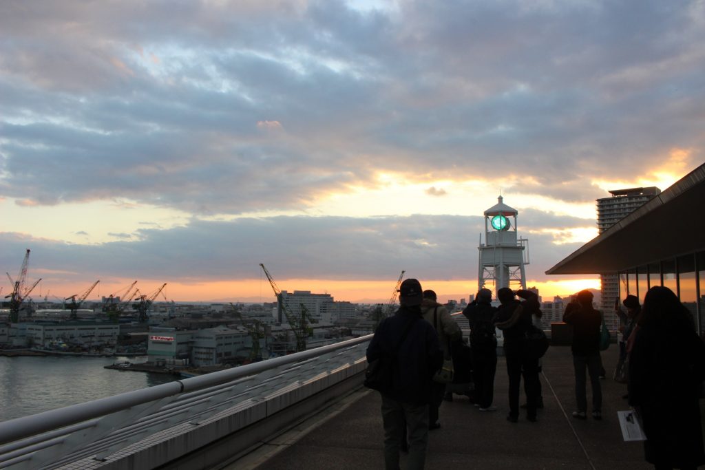 例年、この日は神戸港と神戸の街へ鎮魂の祈りを捧げる〈※写真は2019年1月17日〉