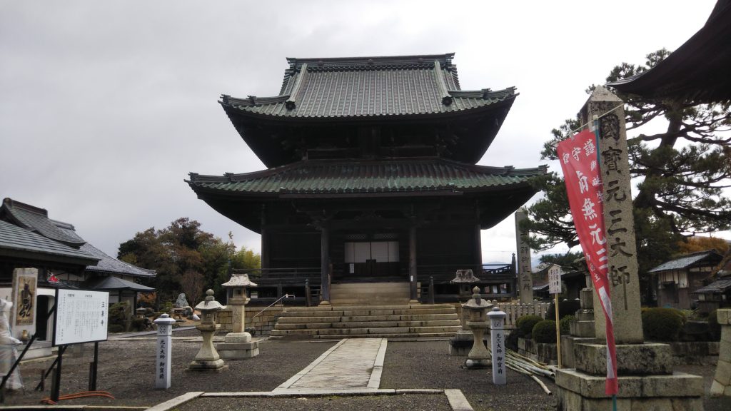 玉泉寺 1573（天正元）年に織田信長の兵火で全山焼失、「元三大師の再来」とされた天海の庇護のもと再建、本堂は江戸後期・安永年間に彦根藩主・井伊直幸（なおひで）公による大改修がなされた