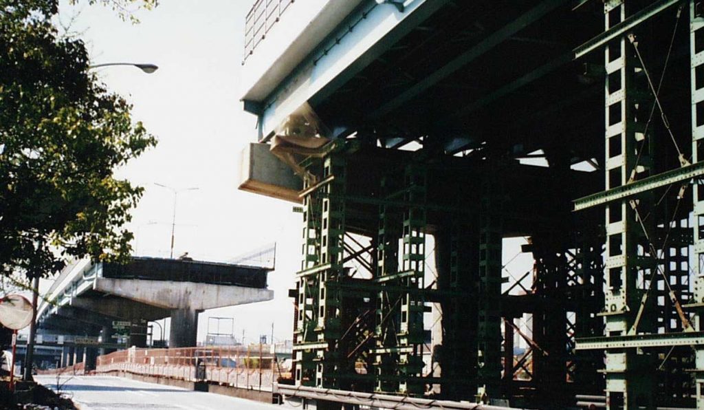 橋脚が落下した阪神高速道路・3号神戸線（西宮市・甲子園付近）〈※写真提供・日本地震学会　西影裕一さん　1995年4月16日撮影〉