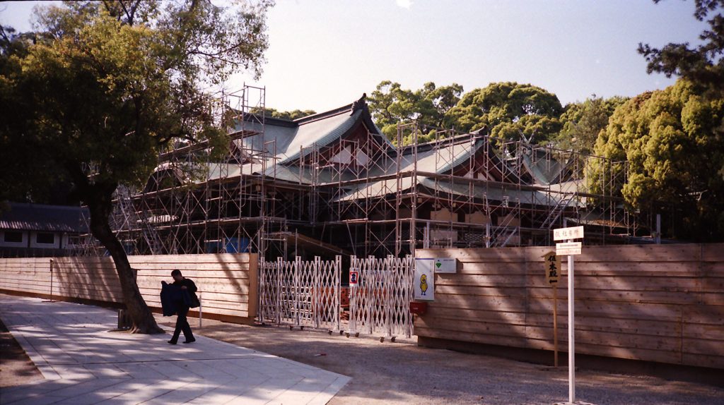 再建中の西宮神社〈※写真提供・日本地震学会　西影裕一さん　1995年4月16日撮影〉