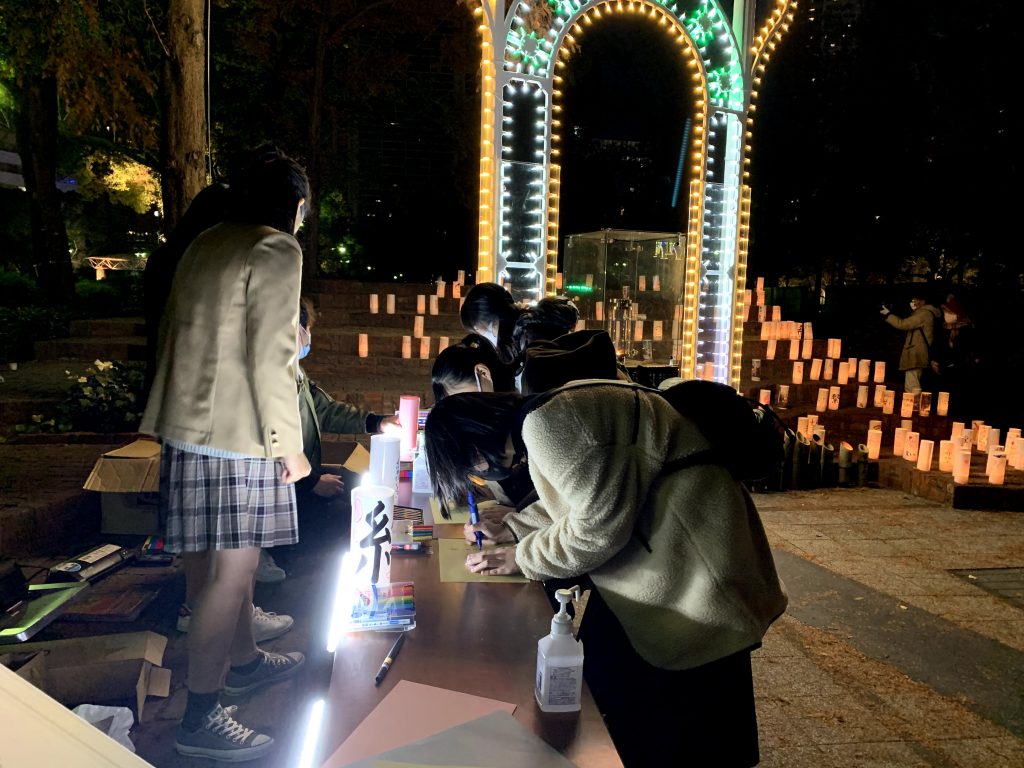 中止となった「神戸ルミナリエ」の代替イベントで「紙灯籠」へのメッセージを集める（2020年12月12日）
