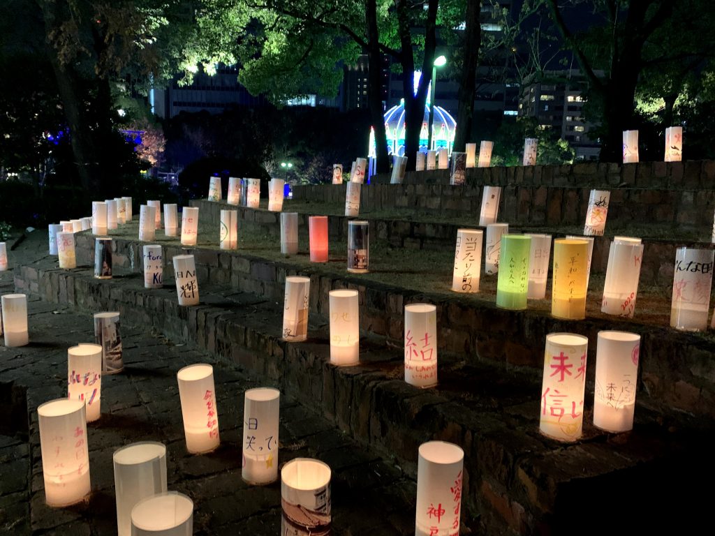 中止となった「神戸ルミナリエ」の代替イベントで「紙灯籠」へのメッセージを集める（2020年12月12日）