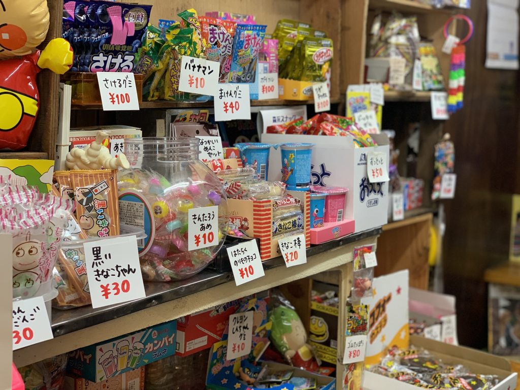 子どもも大人も笑顔になる 神戸の駄菓子屋をめぐるスタンプラリー開催中 ラジトピ ラジオ関西トピックス