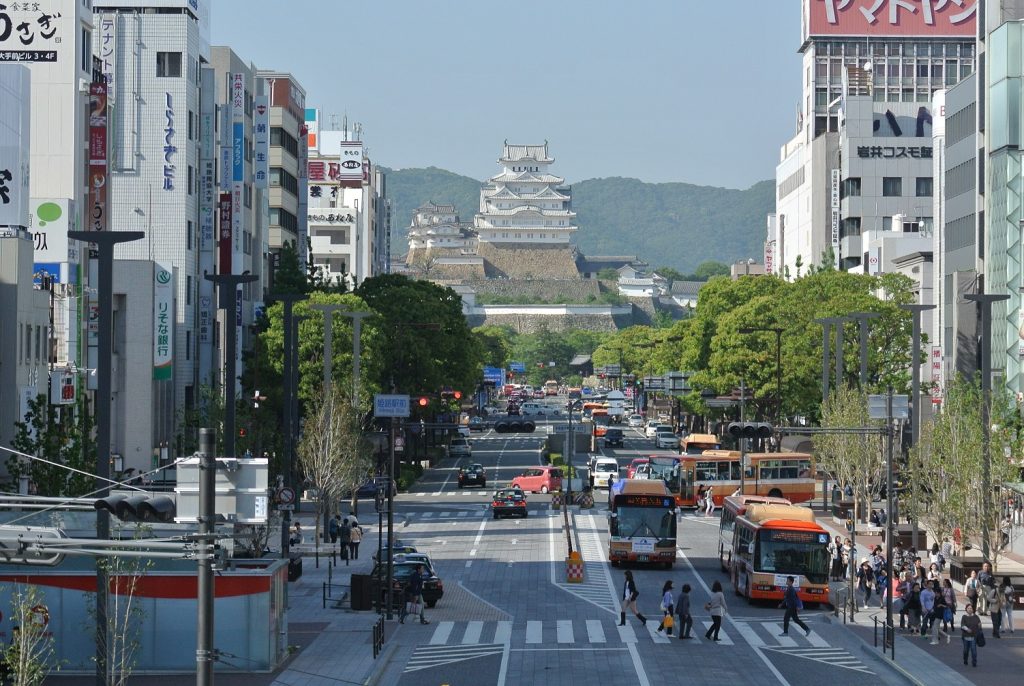 姫路・大手前通り。奥に見えるのは姫路城