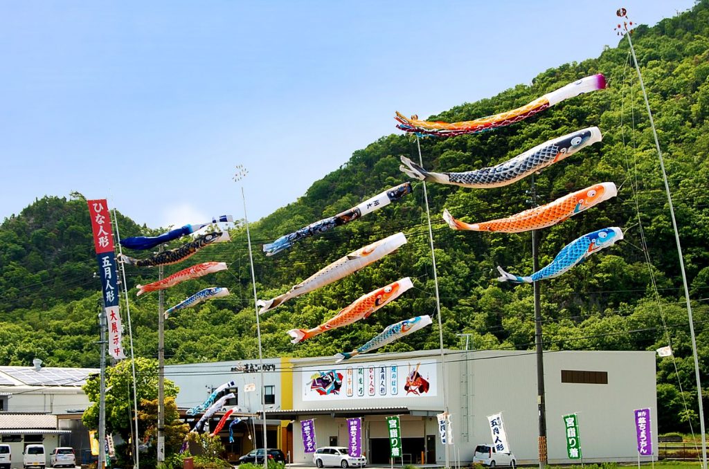 力強く 大空を泳ぐ鯉のぼり 生産量国内トップのメーカーは岡山 和気町にあり ラジトピ ラジオ関西トピックス