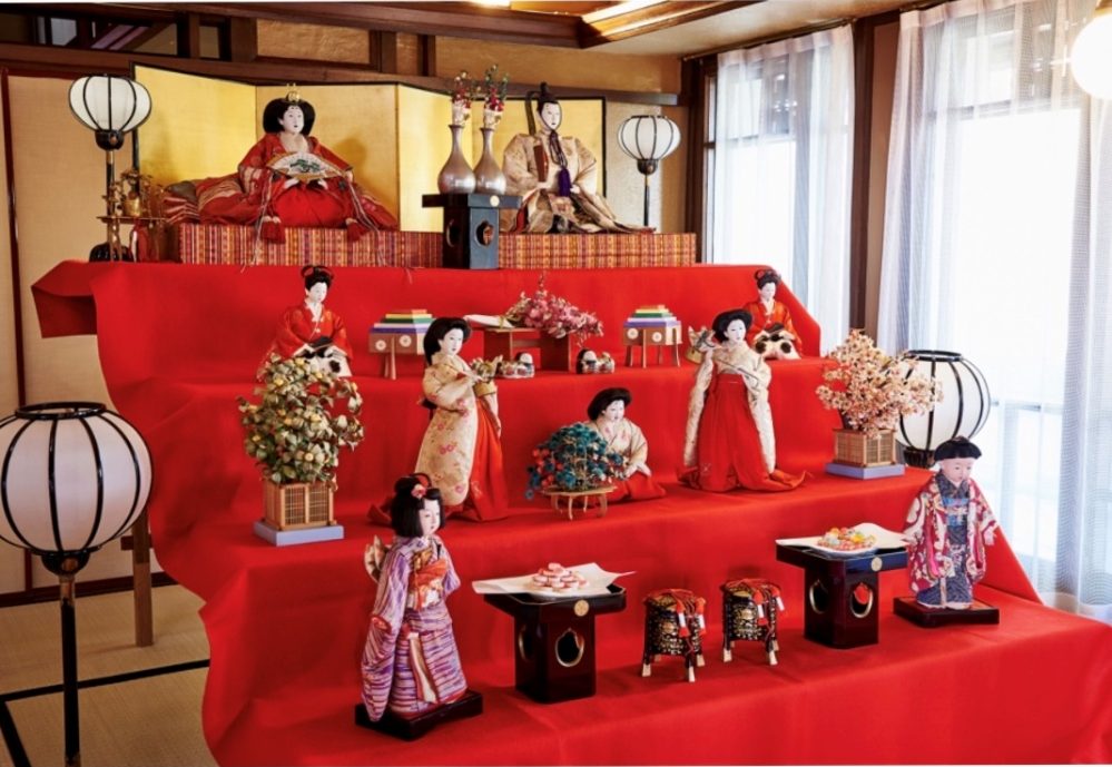 内裏雛・居稚児・三人官女の人形を中心とした段飾り雛一式（写真提供：ヨドコウ迎賓館）