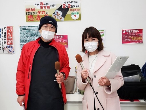 宇治川商業協同組合代表理事の上田幸雄さん（左）と、リポーターの嵐みずえさん