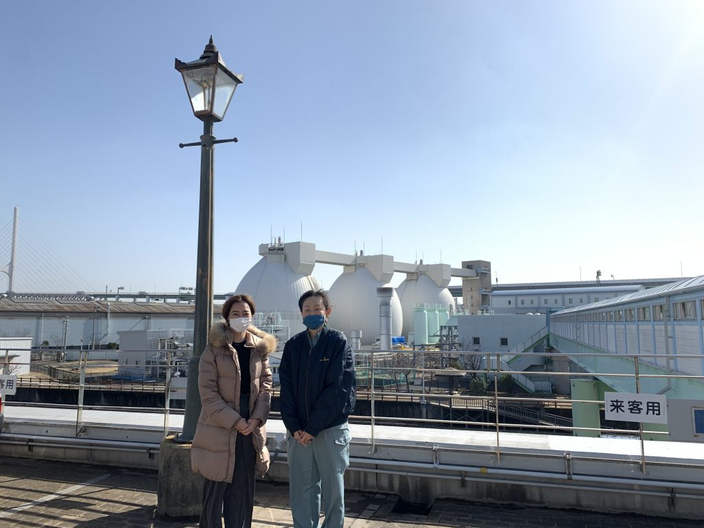 神戸市建設局東水環境センター施設課の岡野内晃代さん（右）と、大屋はるな（左、『サンデー神戸』レポーター）