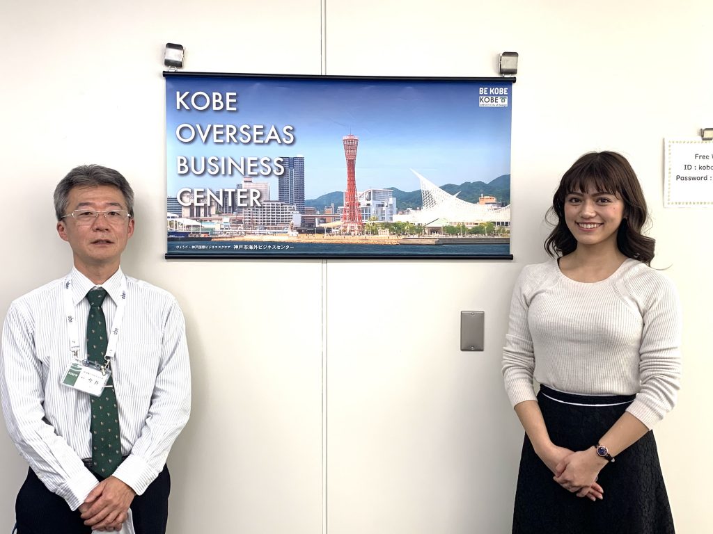 神戸市経済観光局経済政策課、神戸市海外ビジネスセンター所長の今井俊幸さん（左）と、『サンデー神戸』リポーターの加納永美子さん（右）