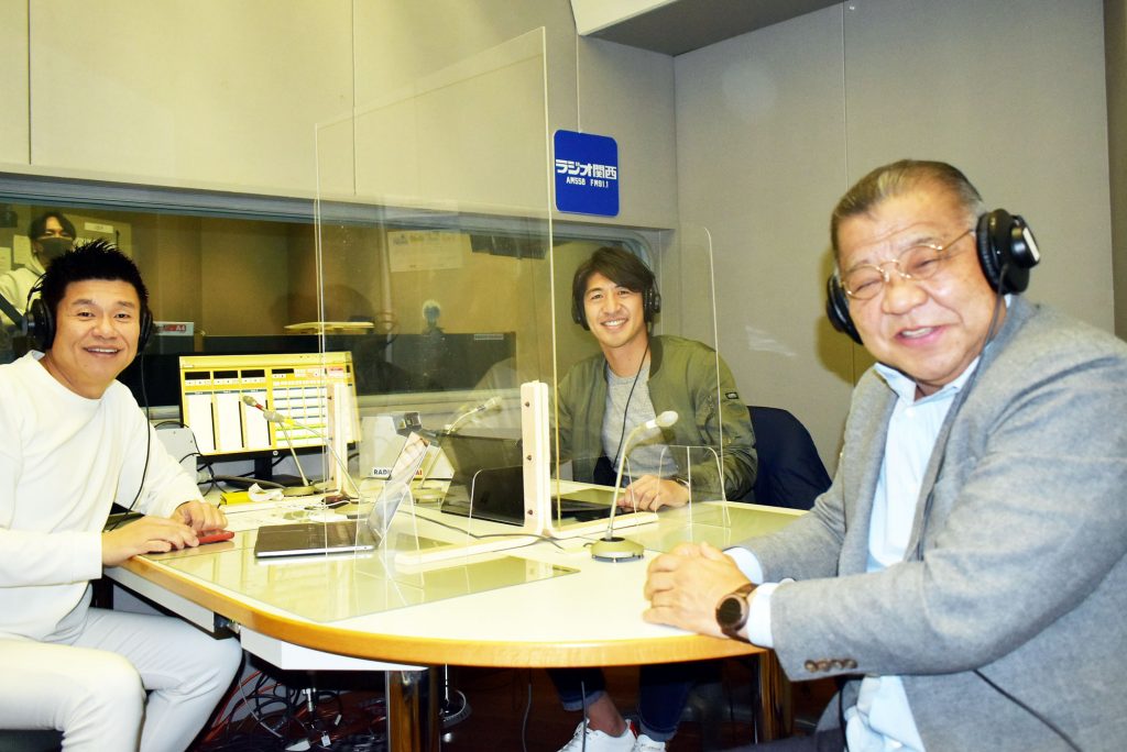 ラジオ関西に初出演した掛布雅之さん（右）、後方が田中大貴さん、左が林歳彦さん（写真：ラジオ関西）