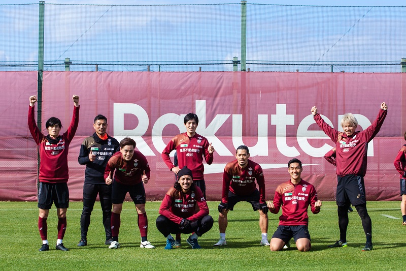 チームメイトとともに写真におさまるヴィッセル神戸の山川哲史選手（右から2番目）　©VISSEL KOBE