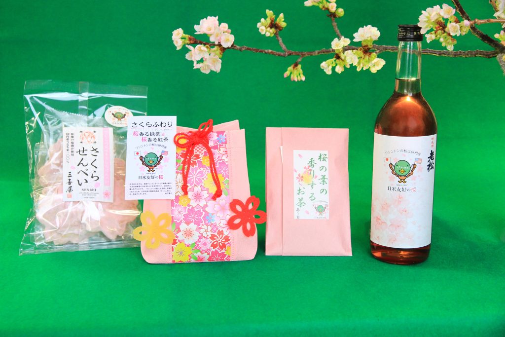 日米友好の桜記念商品。左から、「さくらせんべい」（1袋486円）、「さくらふわり」（桜の花と葉が入った桜香る緑茶と紅茶のセット。1セット《＝ティーバッグ5袋×2》756円）、「桜の葉の香りするお茶」（1袋756円）、「古代しぼり」（赤米を使った桜色のさわやかな日本酒。1本《720ml》1782円）　※写真提供：伊丹市