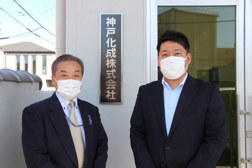 神戸化成株式会社常務取締役の村川武司さん（右）と、ラジオ関西の三上公也アナウンサー（左）