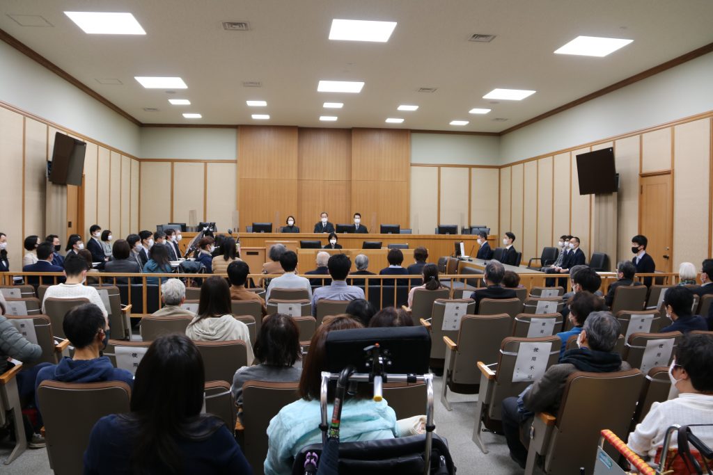 旧優生保護法・兵庫訴訟 開廷前の神戸地裁法廷 この日に結審した