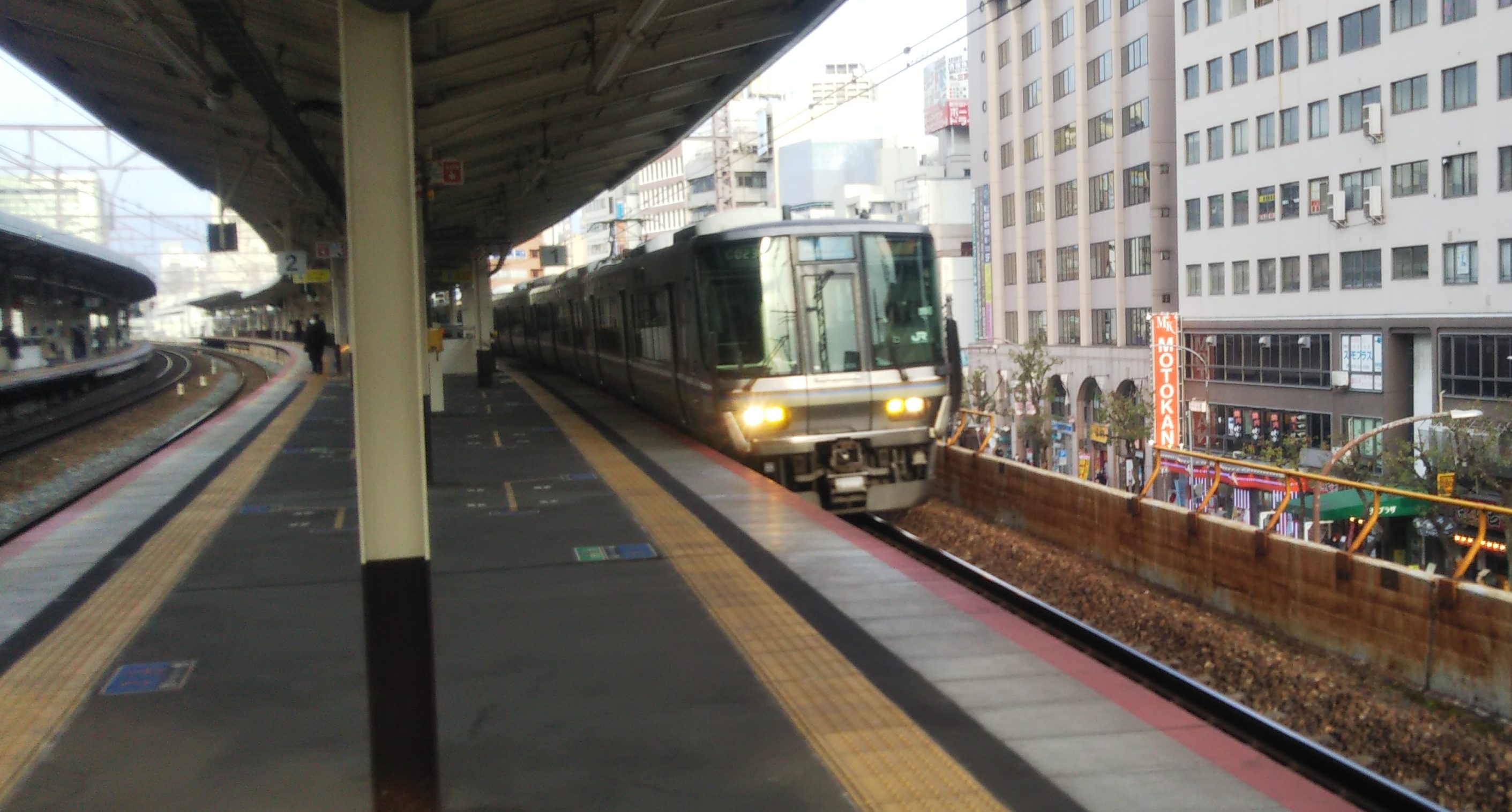 神戸・JR元町駅飛び込み 目撃の男性語る「せめてホームドアがあったら…」駅設置、4割未満の実情… | ラジトピ ラジオ関西トピックス