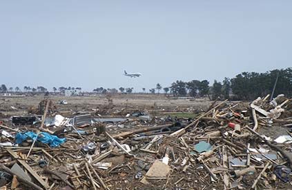 宮城県名取市・仙台空港 北北東から 震災1か月半後には航空機が運航されていた＜2011年5月3日撮影＞