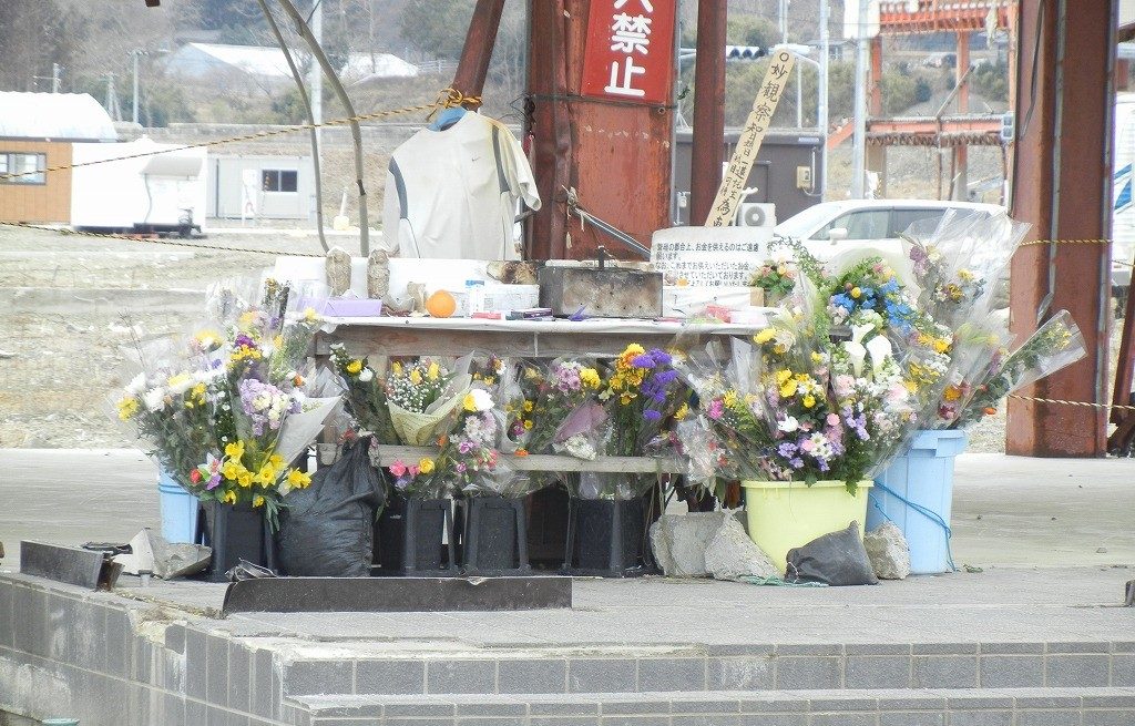 宮城県南三陸町・防災対策庁舎の献花台＜2013年3月24日撮影＞