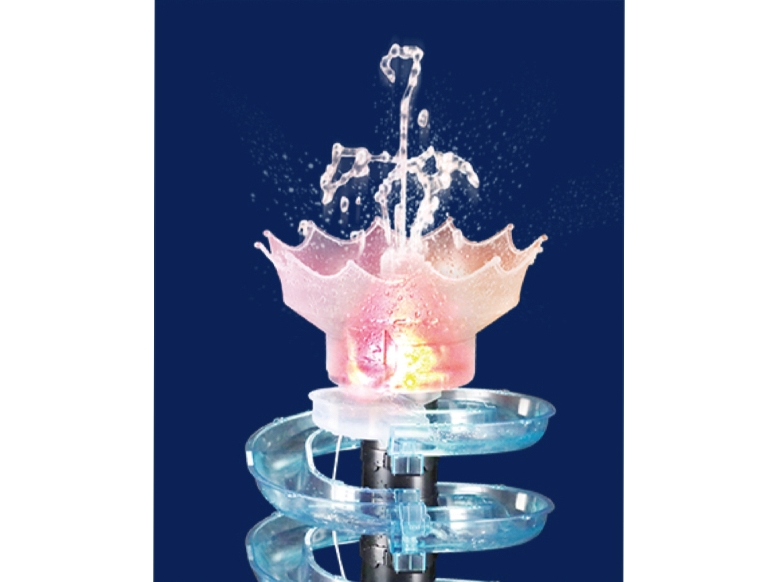 LEDで輝く噴水「龍神のしぶき」。兵庫県播州名産「揖保乃糸」から命名（画像提供：タカラトミーアーツ）