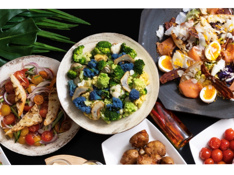 「トスカーナサラダ」（写真左）や「彩りカリフラワーサラダ」（同中央）など豊富なサラダが登場（画像提供：コンラッド大阪）