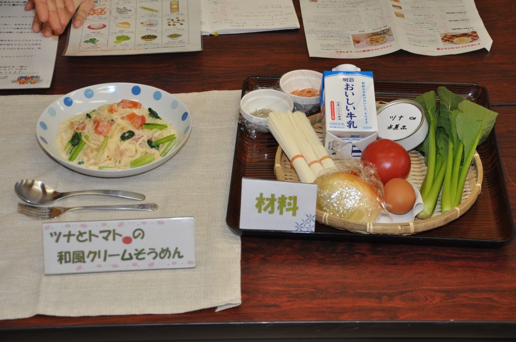 ツナとトマトの和風クリームそうめん。離乳食の食材をベースに、小松菜やツナ缶、卵などを入れることでママの母乳のもとになる栄養が摂取できる