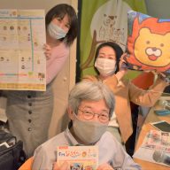 写真左から田名部真理さん、平田オリザさん、「FMジャングル」でDJを務める佐伯和亜さん