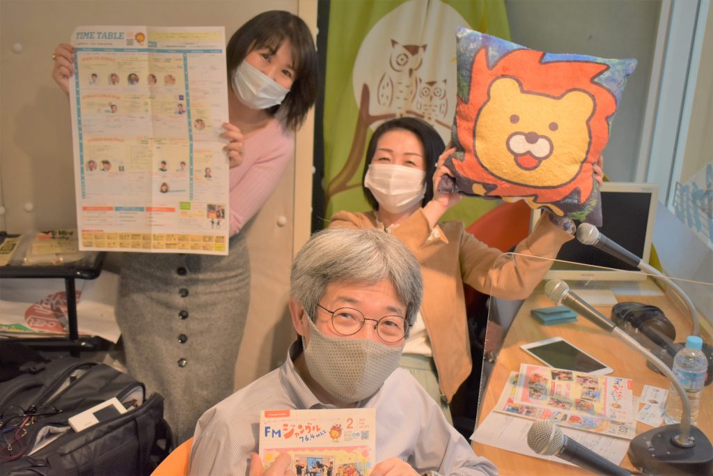 写真左から田名部真理さん、平田オリザさん、「FMジャングル」でDJを務める佐伯和亜さん
