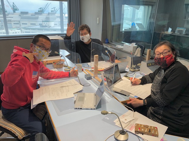 ラジオ関西『ばんばひろふみ！ラジオDEしょー！』スタジオの様子。左が露の吉次さん、奥がばんばひろふみさん、右が増井孝子さん