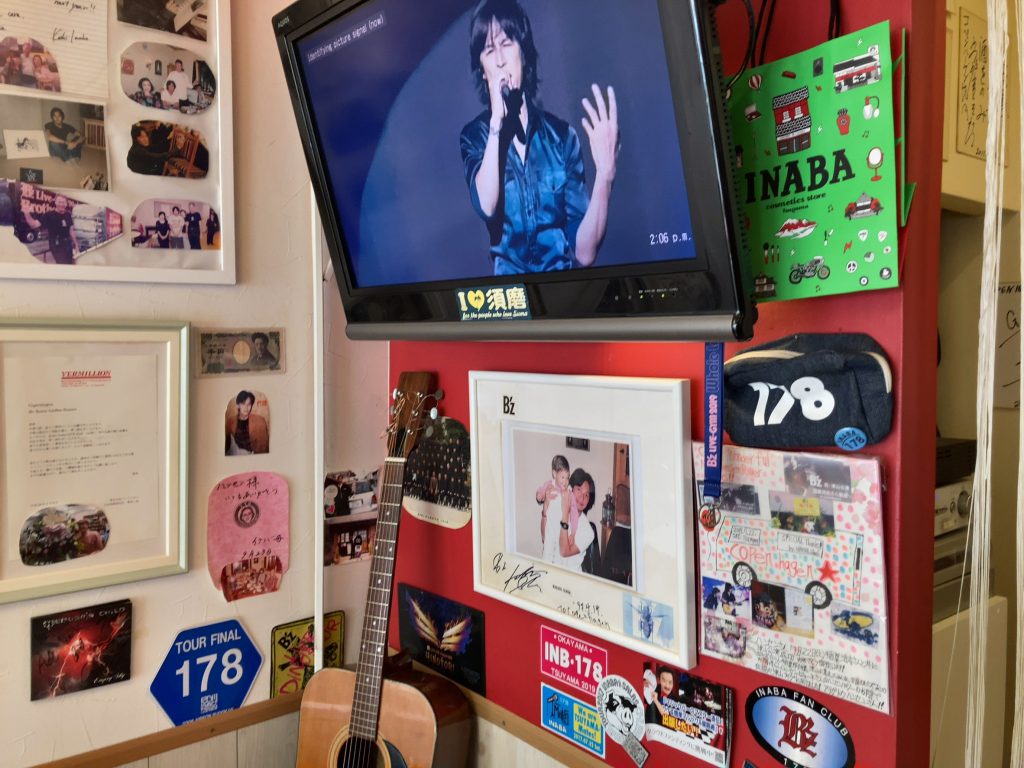 店内モニターでは絶えずB’zのライブ映像が流れる。「B’zのファンだ」と伝えると、音量が上がった。
