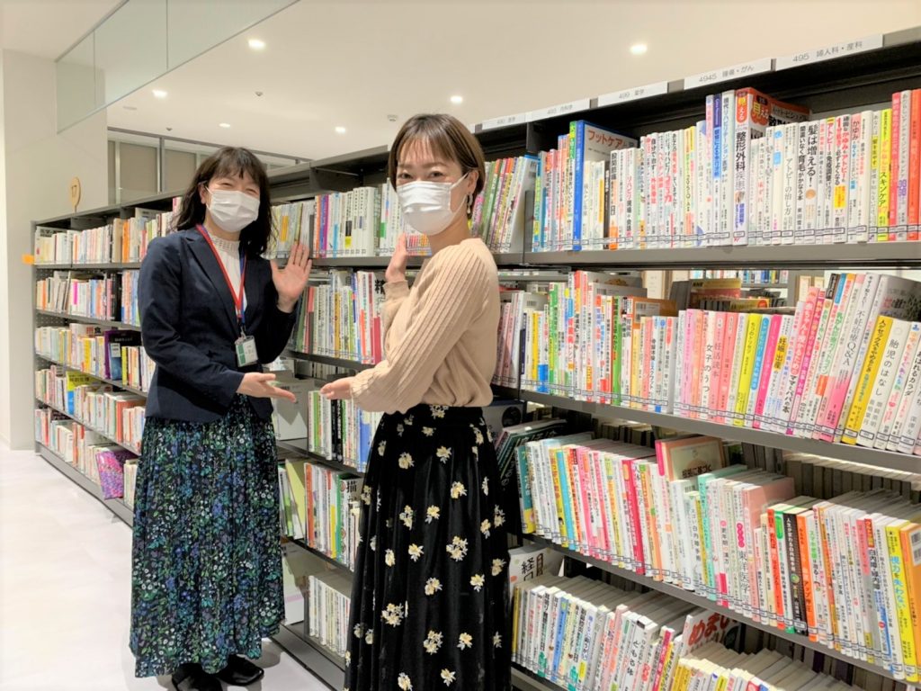 神戸市立中央図書館の西山智子さん（左）と、『サンデー神戸』レポーターの大屋はるなさん