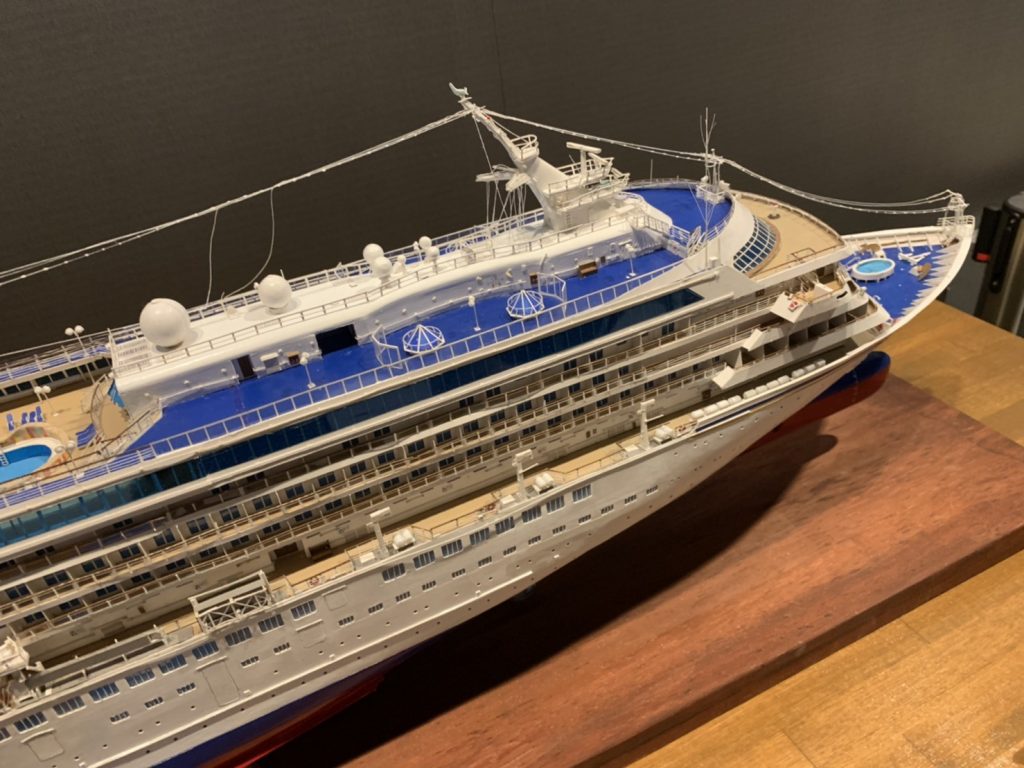 紙でつくられた船舶模型