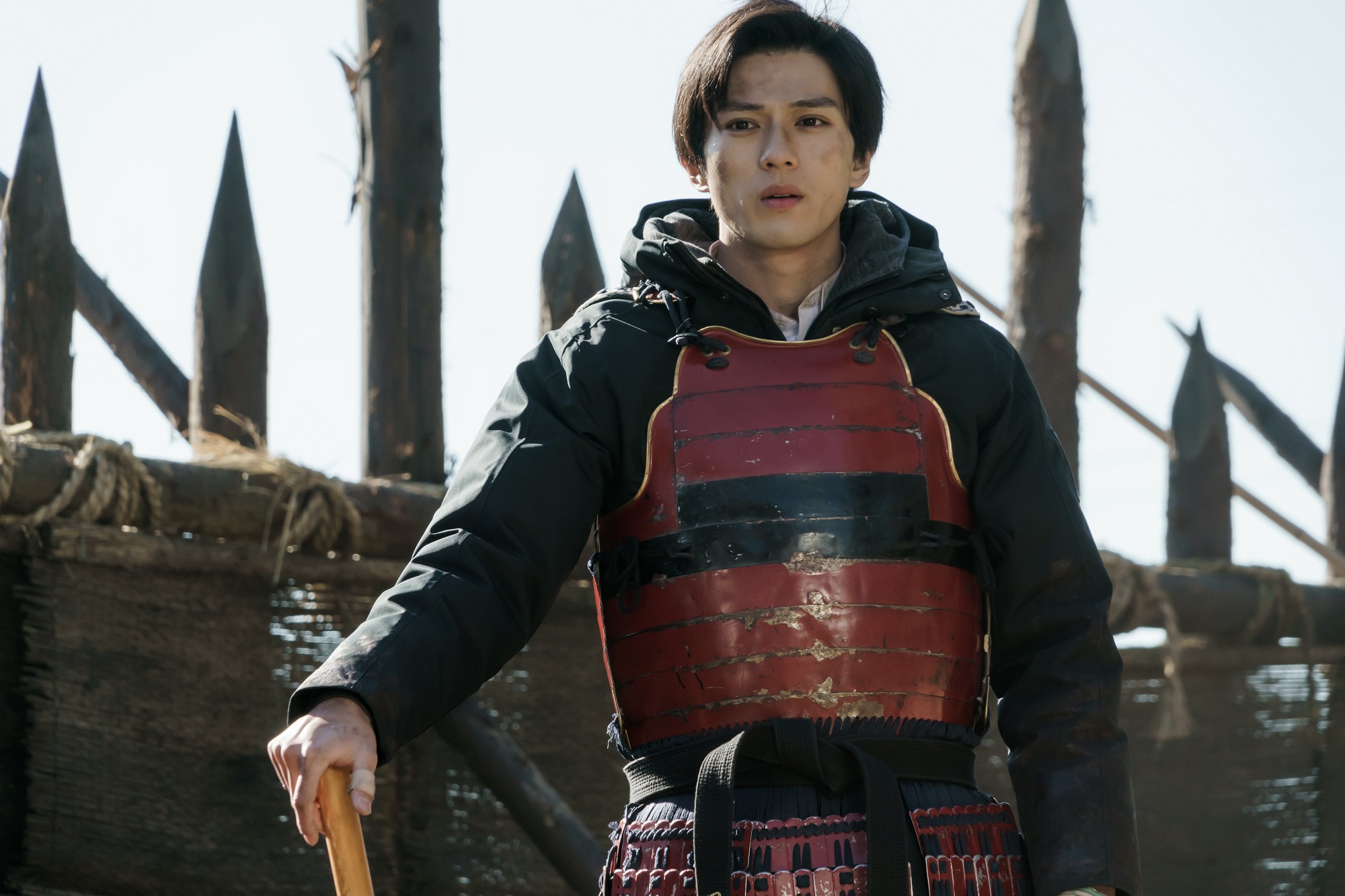新田真剣佑、立ち姿でイケメン裏付け『ブレイブ -群青戦記-』公開