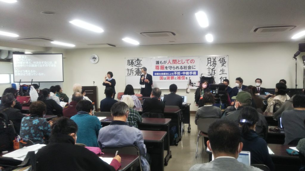 原告を支援するグループが3月、原告らの訴えに耳を傾け、公正な判決を求めて1万4475人分の署名を神戸地裁に提出
