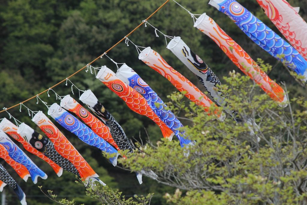 神崎憩いの村「グリーンエコー笠形」に野外展示された鯉のぼり（2017年4月筆者撮影）