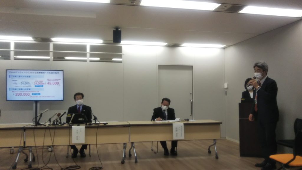 花田神戸市保健局長（右）「ワクチン供給は十分 慌てず予約を」＜2021年4月15日　神戸市役所＞