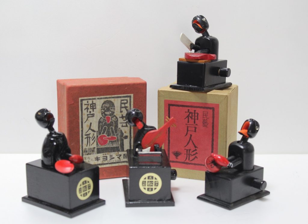 ポートピア'81のころの神戸人形　キヨシマ屋製（左2体）と神戸センター製（右2体）昭和50年代