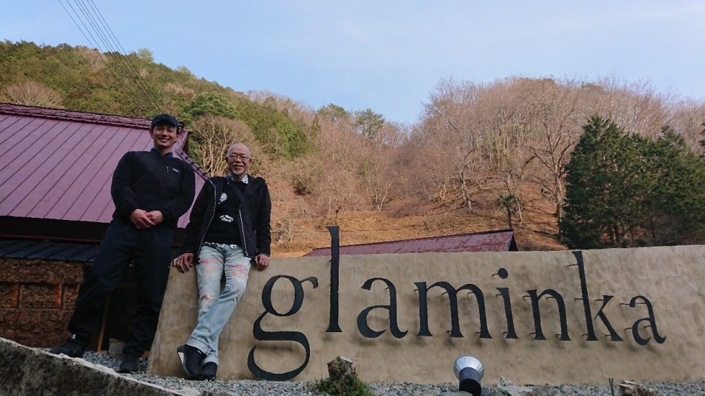 「グラミンカSAYO」センター棟前、写真左から、「グラミンカSAYO」経営者の大野篤志さん、『谷五郎の笑って暮らそう』パーソナリティーの谷五郎さん