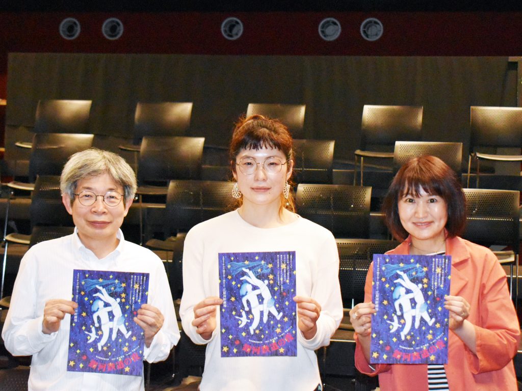 写真左から平田オリザさん、高橋智子さん（青年団）、田名部真理さん（※撮影時にマスクを外して対応）