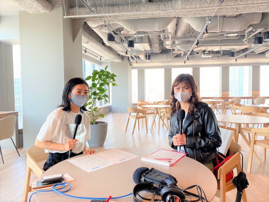 神戸市 医療・新産業本部 イノベーション専門官の松山律子さん（左）と、レポーターの加納永美子さん