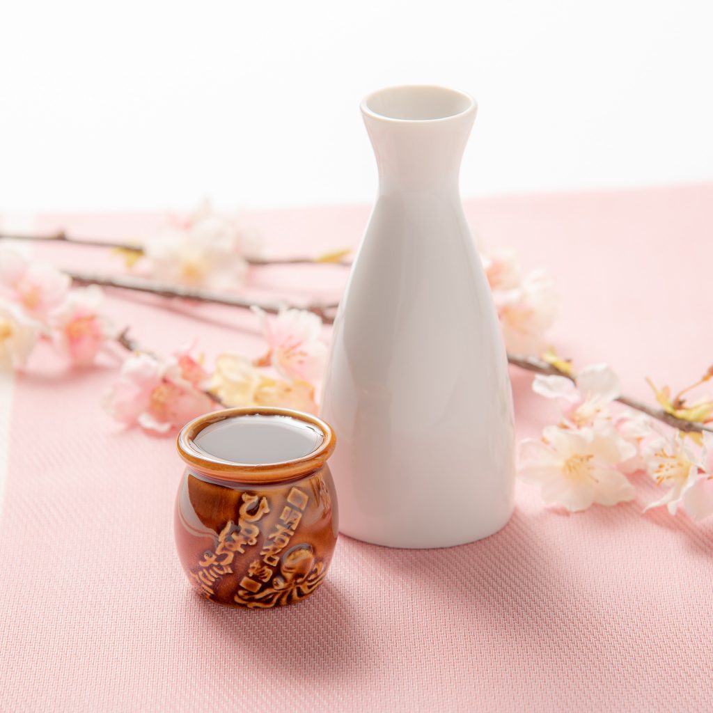 人気駅弁「ひっぱりだこ飯」の蛸壺風容器がお猪口（ちょこ）に