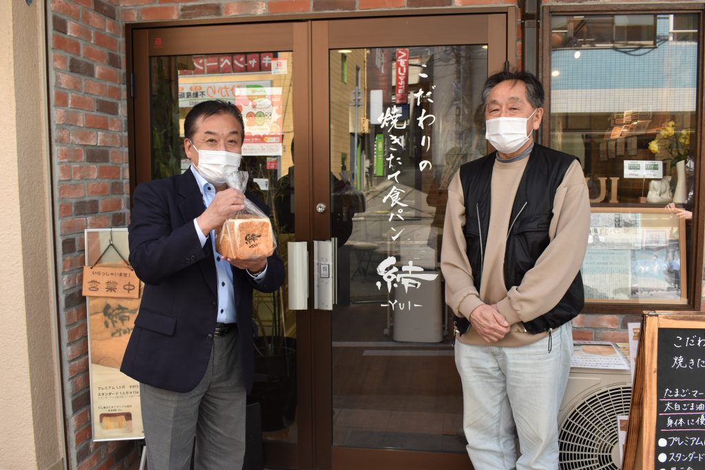 「こだわりの焼きたて 食パン 結-YUI-」オーナーの山口孝裕さん（右）と、ラジオ関西の三上公也アナウンサー