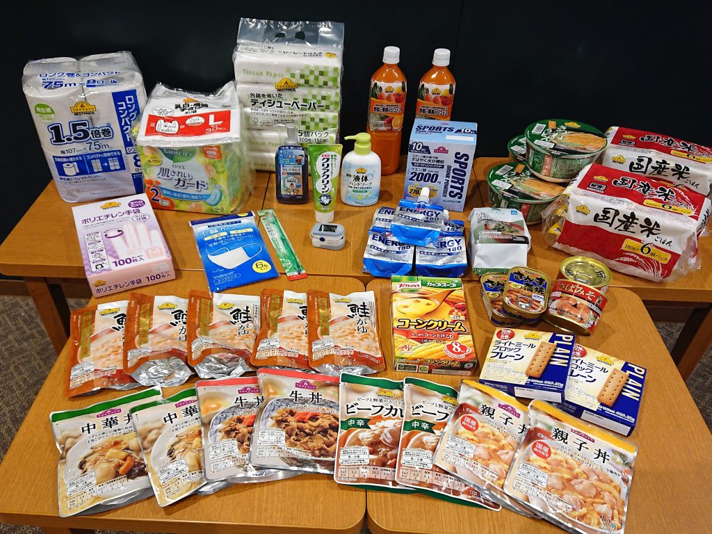兵庫県は自宅療養・待機者を対象に、パックご飯や缶詰といった食料品5日分や、消毒薬やマスクなどの衛生資材の配布を始めた（※画像・兵庫県提供）