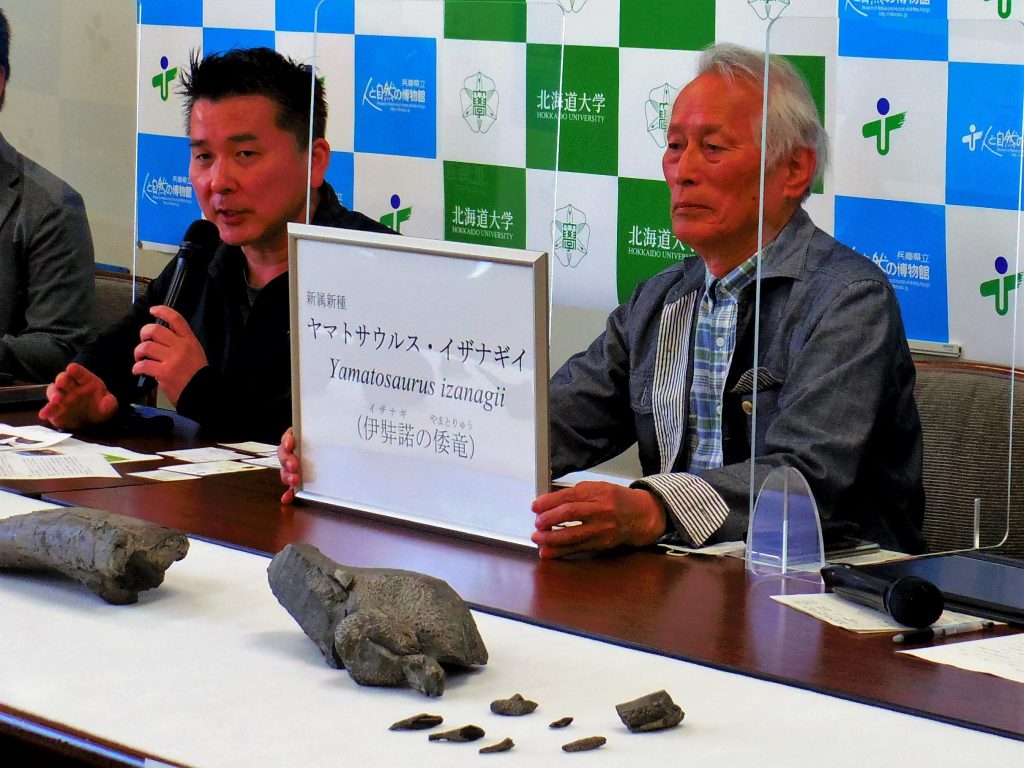 北海道大学総合博物館の小林快次教授（左）と、化石愛好家の岸本眞五さん