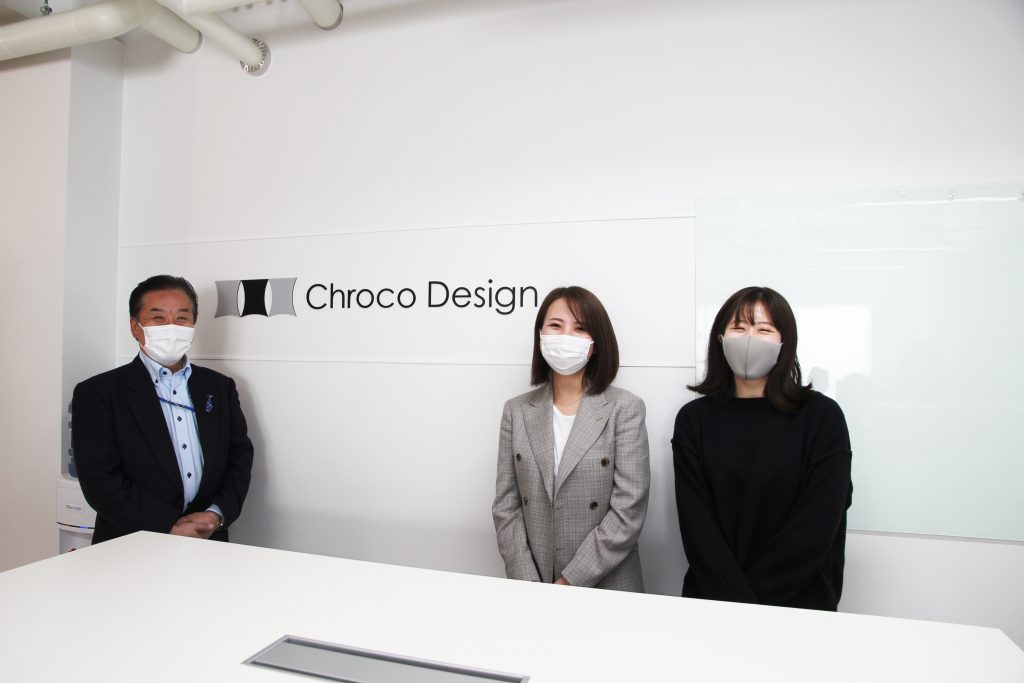 株式会社クロダシステムズ、常務取締役の玉森志津子さん（中央）と、統括部長の中田実佑さん（右）。写真左はラジオ関西の三上公也アナウンサー